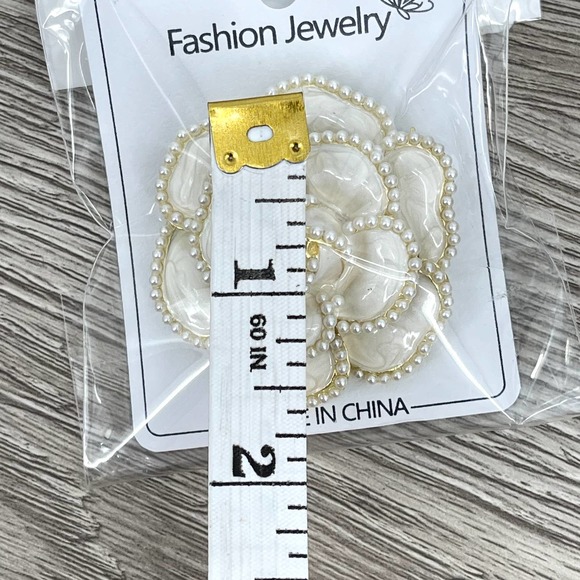 NEW- Camellia Flower Brooch with Faux Pearls White Pearl Gold Tone 1.5" - Picture 6 of 8